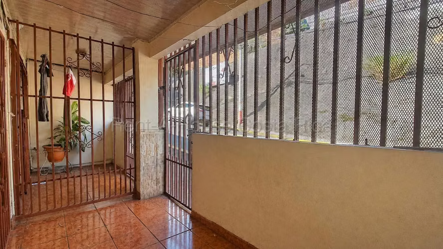 Venta de Casa de dos niveles en Heredia. - Imagen 6