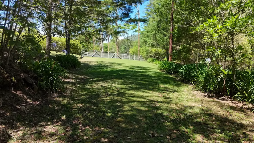 Lote 7.700 m² con jardines · A 7Km de Santa María