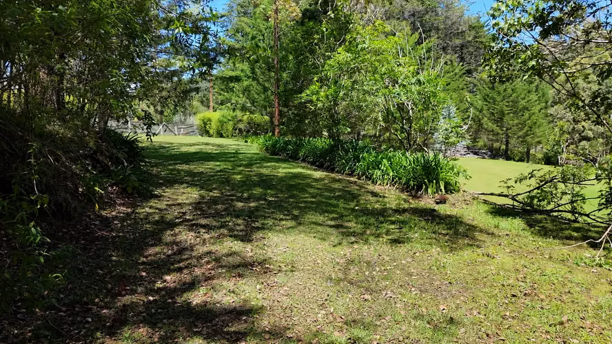 Lote 7.700 m² con jardines · A 7Km de Santa María