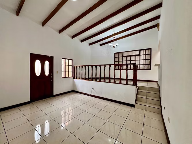 Casa  Sabanilla Montes de Oca | Zona Segura y Tranquila, 3 Hab, Doble Altura 89 millones - Imagen 5