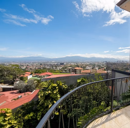 Casa independiente con amplios espacios, jardines y vistas espectaculares en Escazú - Imagen 10