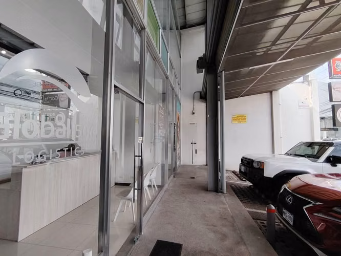 Local Comercial- Punto de venta- 70m2- parqueo - Imagen 6