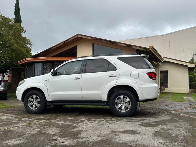 TOYOTA FORTUNER SRV - Imagen 13