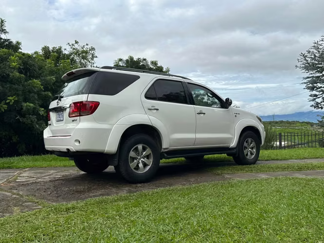 TOYOTA FORTUNER SRV - Imagen 2