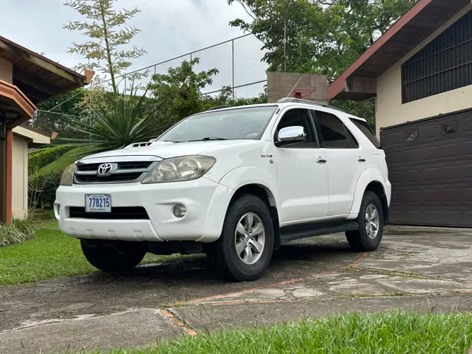 TOYOTA FORTUNER SRV - Imagen 1