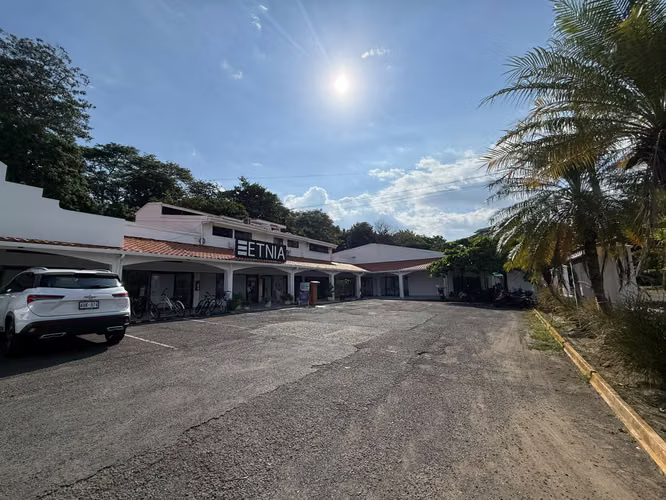 Vende/Alquila local comercial en Plaza Boulevard, Jacó (MV)