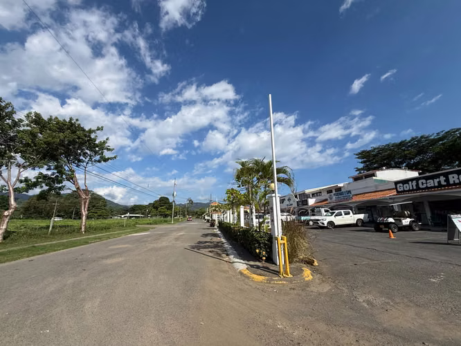 Vende/Alquila local comercial en Plaza Boulevard, Jacó (MV)