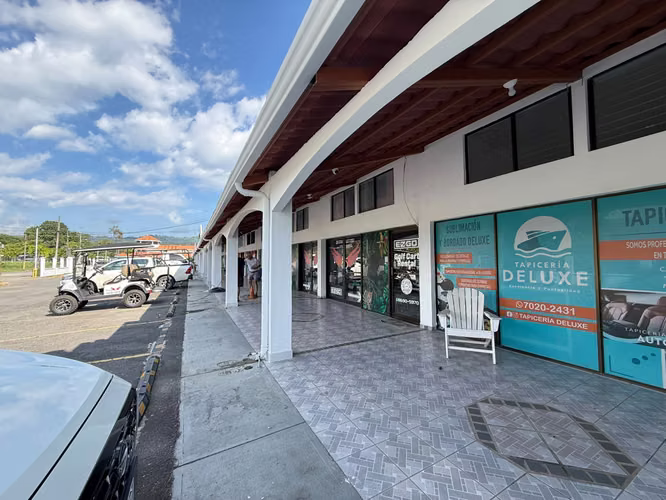 Vende/Alquila local comercial en Plaza Boulevard, Jacó (MV)