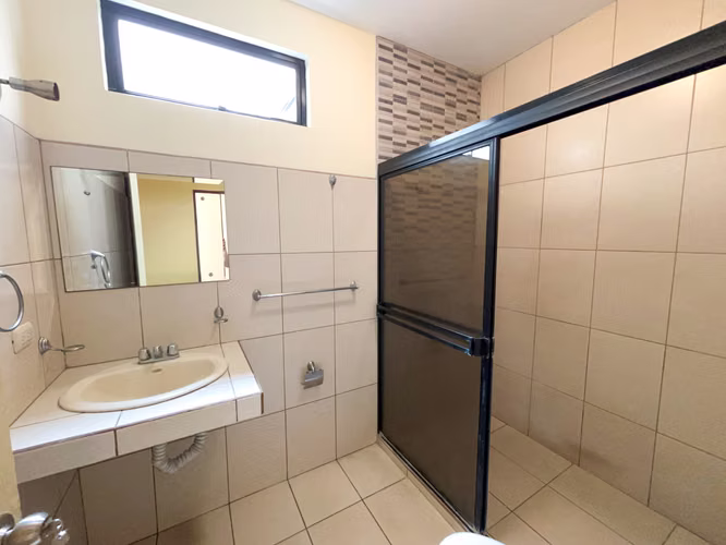 Casa en alquiler con 2 parqueos techados y entrada independiente | cerca de Rohrmoser - Imagen 13