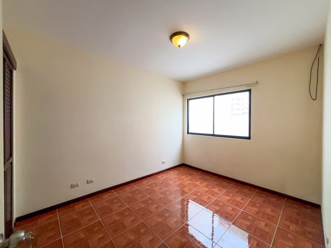 Casa en alquiler con 2 parqueos techados y entrada independiente | cerca de Rohrmoser - Imagen 14
