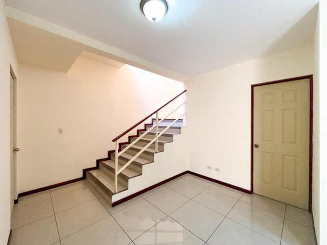 Casa en alquiler con 2 parqueos techados y entrada independiente | cerca de Rohrmoser - Imagen 3