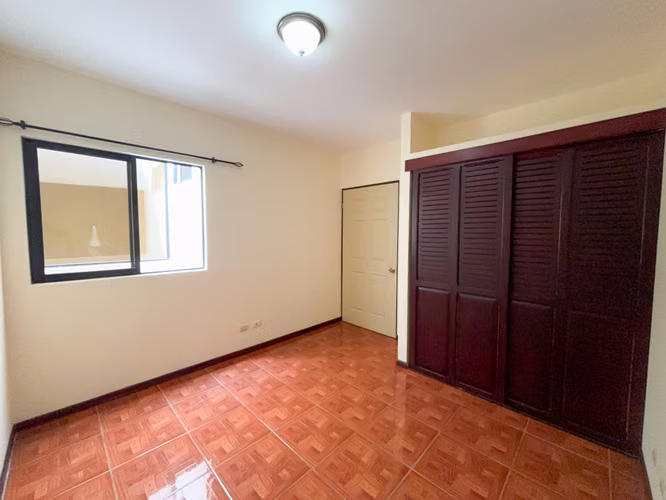 Casa en alquiler con 2 parqueos techados y entrada independiente | cerca de Rohrmoser - Imagen 15