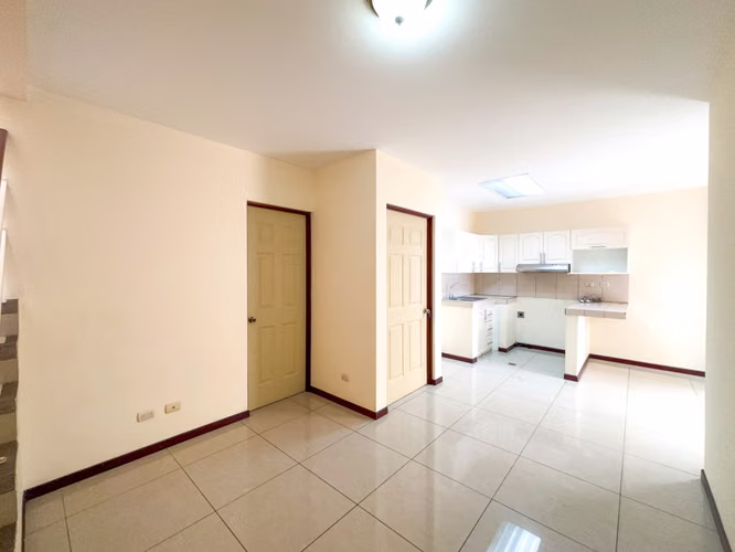 Casa en alquiler con 2 parqueos techados y entrada independiente | cerca de Rohrmoser - Imagen 2