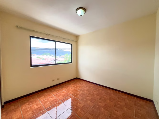 Casa en alquiler con 2 parqueos techados y entrada independiente | cerca de Rohrmoser - Imagen 11