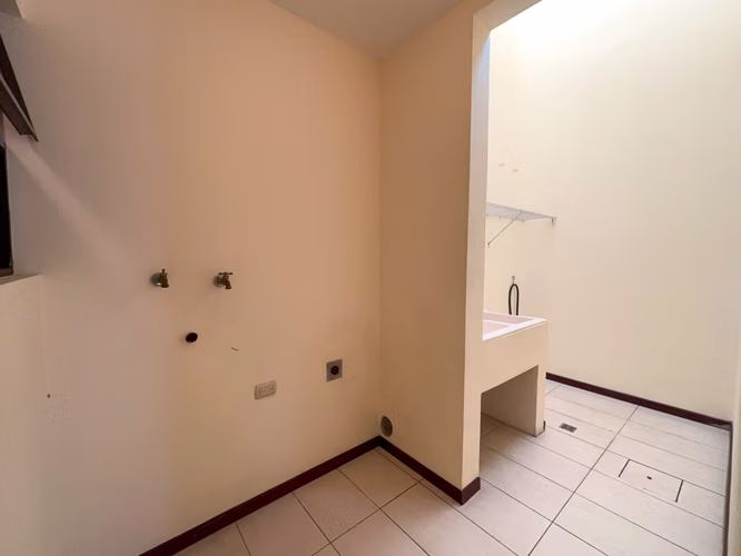 Casa en alquiler con 2 parqueos techados y entrada independiente | cerca de Rohrmoser - Imagen 5