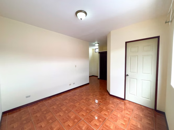 Casa en alquiler con 2 parqueos techados y entrada independiente | cerca de Rohrmoser - Imagen 8
