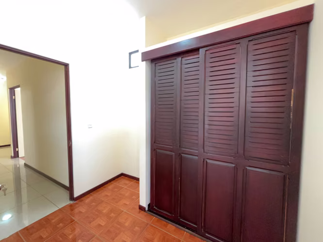 Casa en alquiler con 2 parqueos techados y entrada independiente | cerca de Rohrmoser - Imagen 10