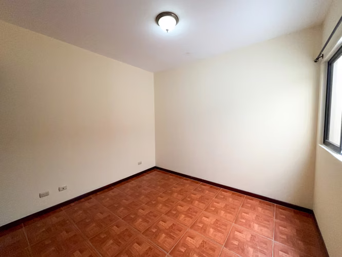 Casa en alquiler con 2 parqueos techados y entrada independiente | cerca de Rohrmoser - Imagen 16