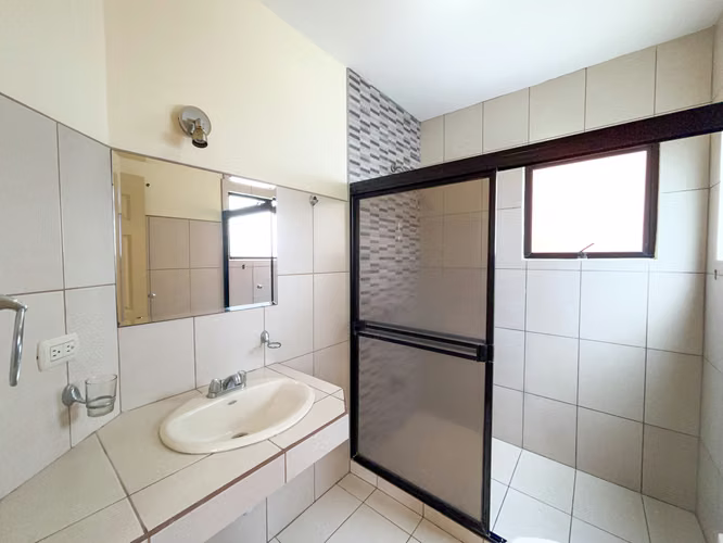 Casa en alquiler con 2 parqueos techados y entrada independiente | cerca de Rohrmoser - Imagen 9