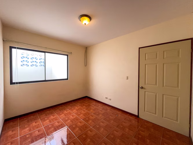 Casa en alquiler con 2 parqueos techados y entrada independiente | cerca de Rohrmoser - Imagen 12