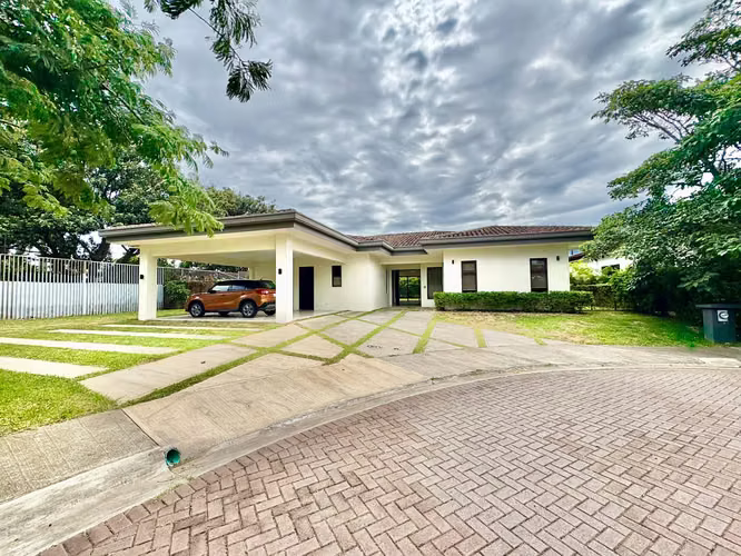 SANTA ANA LINDORA! MODERNA CASA RENOVADA DE UNA SOLA PLANTA Y AMPLIO JARDIN - Imagen 1