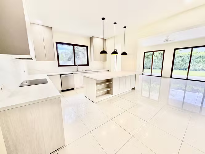 SANTA ANA LINDORA! MODERNA CASA RENOVADA DE UNA SOLA PLANTA Y AMPLIO JARDIN - Imagen 9