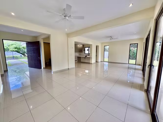 SANTA ANA LINDORA! MODERNA CASA RENOVADA DE UNA SOLA PLANTA Y AMPLIO JARDIN - Imagen 4
