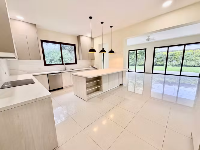 SANTA ANA LINDORA! MODERNA CASA RENOVADA DE UNA SOLA PLANTA Y AMPLIO JARDIN - Imagen 7