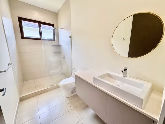 SANTA ANA LINDORA! MODERNA CASA RENOVADA DE UNA SOLA PLANTA Y AMPLIO JARDIN - Imagen 17