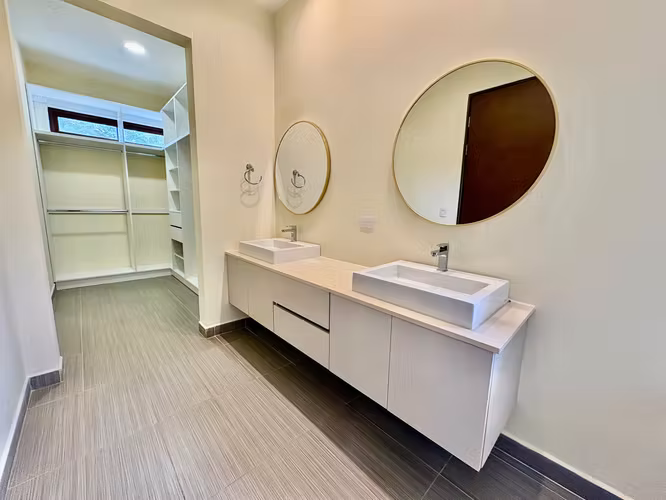 SANTA ANA LINDORA! MODERNA CASA RENOVADA DE UNA SOLA PLANTA Y AMPLIO JARDIN - Imagen 15
