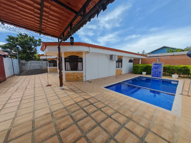 CASA EN VENTA CON PISCINA EN OROTINA, ALAJUELA