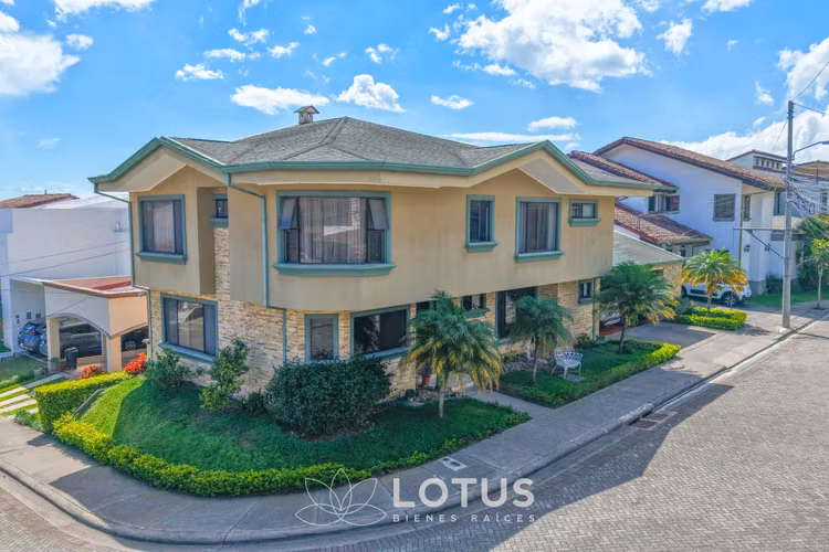 Casa Esquinera en Condominio Lomas de Granadilla, Curridabat, Cód. AJ066 - Imagen 2