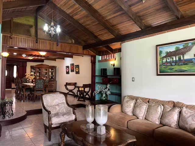 Venta de Casa Independiente en Sabanilla, Montes de Oca