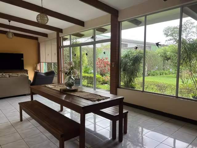 Venta de Casa Independiente en Sabanilla, Montes de Oca