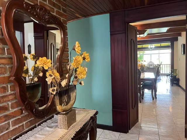 Venta de Casa Independiente en Sabanilla, Montes de Oca