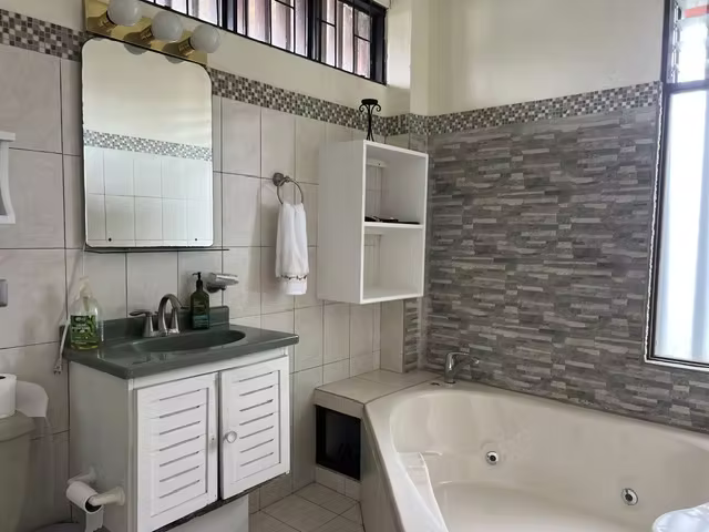 Venta de Casa Independiente en Sabanilla, Montes de Oca