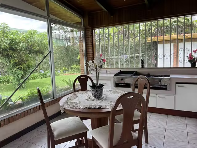 Venta de Casa Independiente en Sabanilla, Montes de Oca