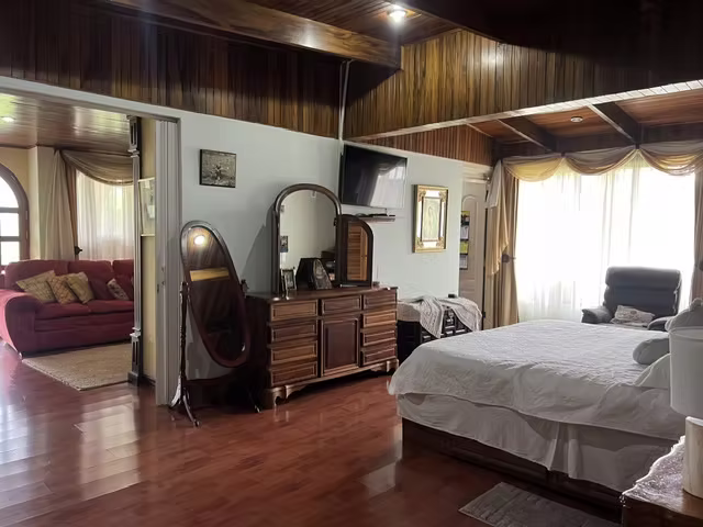 Venta de Casa Independiente en Sabanilla, Montes de Oca
