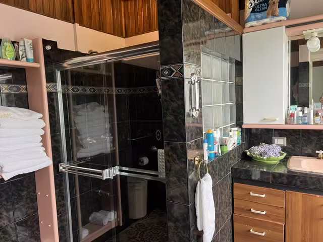 Venta de Casa Independiente en Sabanilla, Montes de Oca
