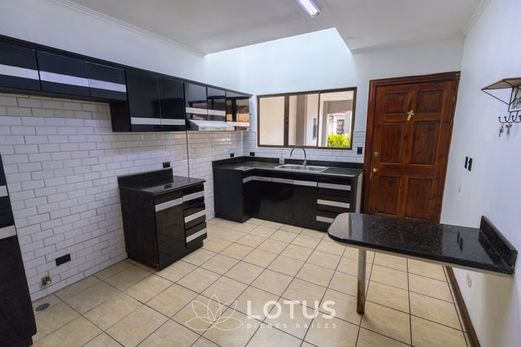 Casa Amplia en Condominio Lomas de Granadilla, Curridabat, Cód. AJ070 - Imagen 11