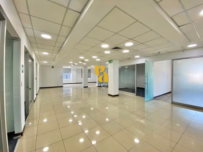 Alquiler de oficina u local de 300m2 en Escazú. Excelente ubicación - Imagen 4