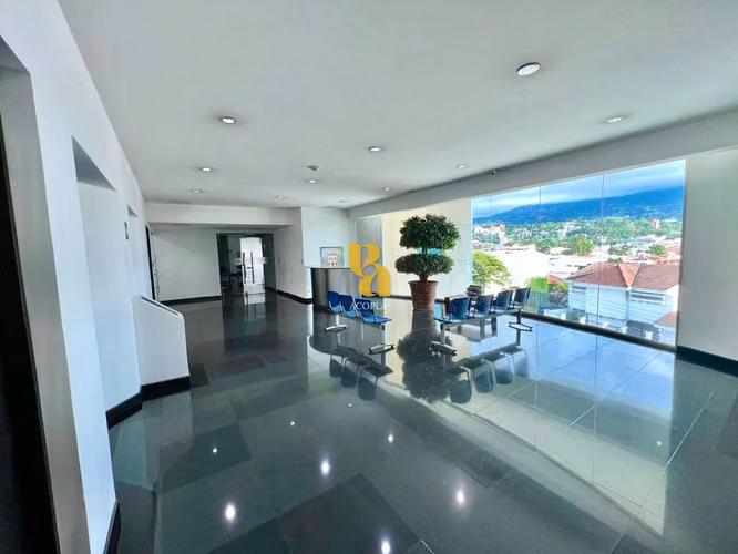 Alquiler de oficina u local de 300m2 en Escazú. Excelente ubicación