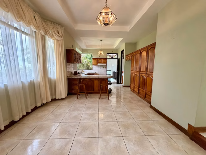 AMPLIA CASA EN VENTA  –  SAN RAFAEL DE HEREDIA - Imagen 8