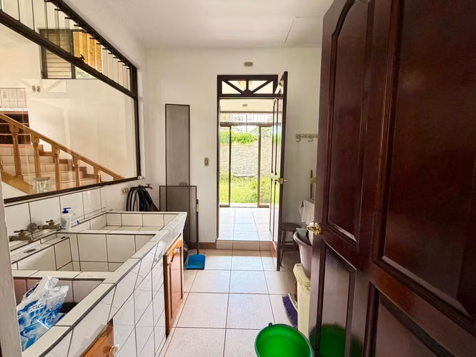 AMPLIA CASA EN VENTA  –  SAN RAFAEL DE HEREDIA - Imagen 9