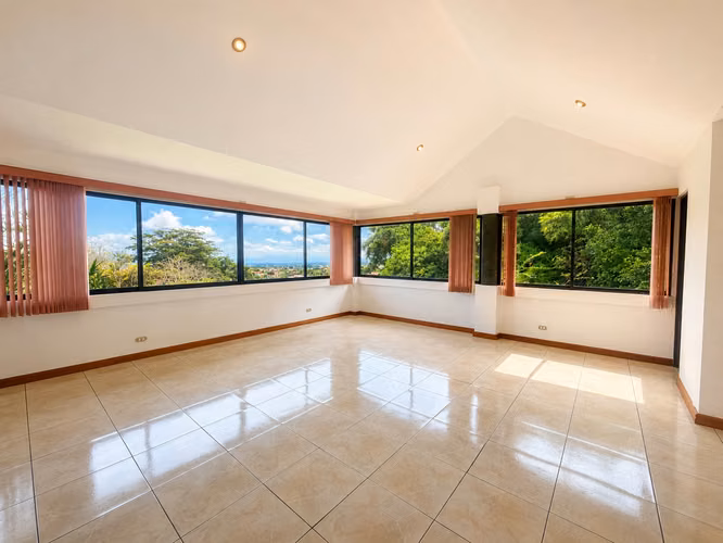 AMPLIA CASA EN VENTA  –  SAN RAFAEL DE HEREDIA - Imagen 4