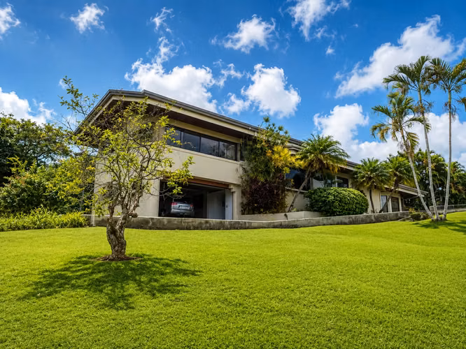 AMPLIA CASA EN VENTA  –  SAN RAFAEL DE HEREDIA