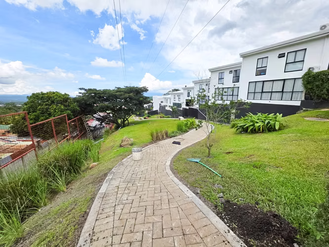 Venta de casa en condominio en Guachipelín - Imagen 18