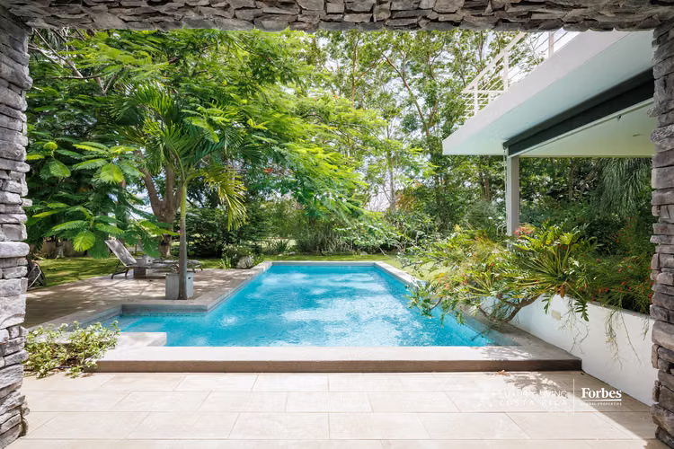 21465 - Casa moderna de 6 hab, piscina, jardín y terraza frente a campo de golf - Imagen 2