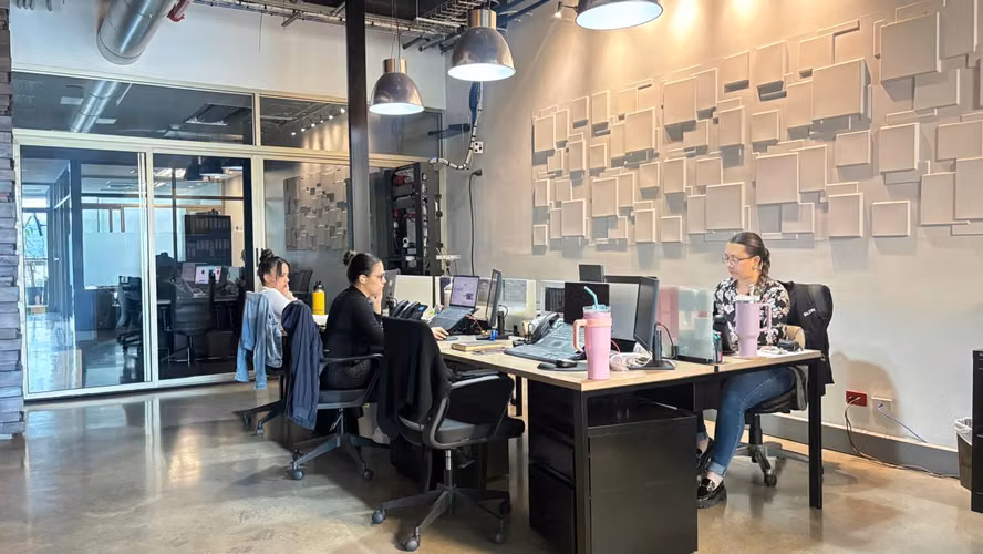 Oficina Amueblada y Equipada en Alquiler – Centro Corporativo El Tobogán KV