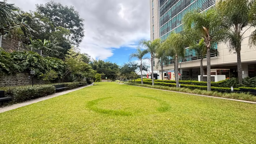 Oficina Amueblada y Equipada en Alquiler – Centro Corporativo El Tobogán KV